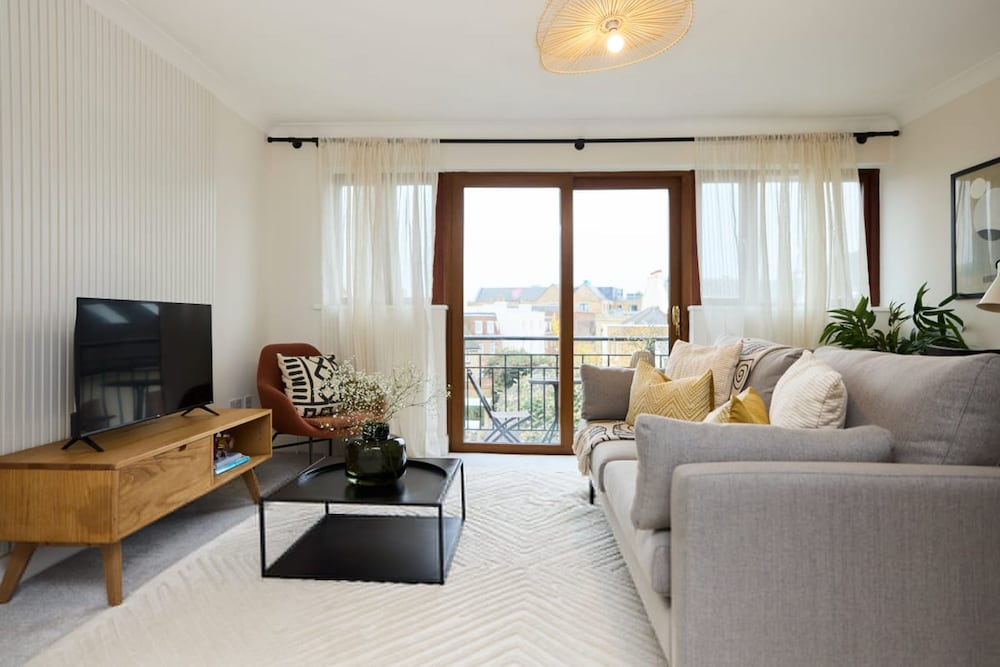 The Isleworth Place Stunning 1bdr Flat with Balcony — hotel in Isleworth