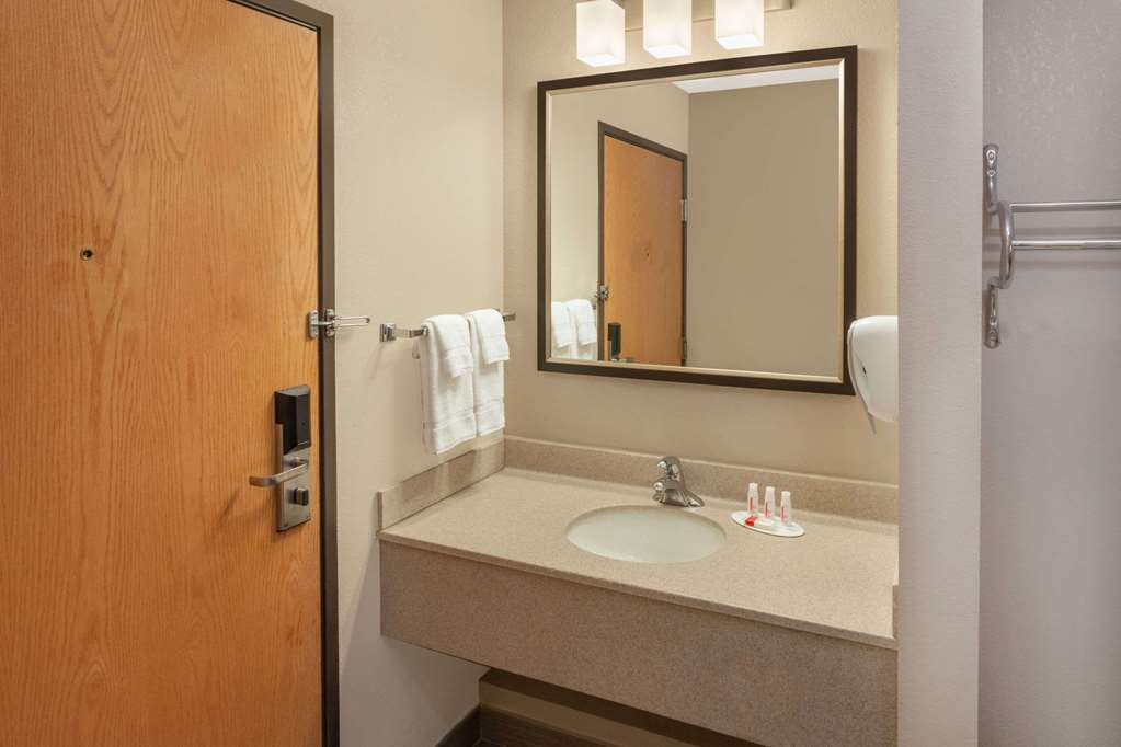 Baymont by Wyndham Galesburg - photo 7