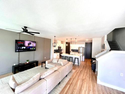 Loop New Luxurious Large 3BR House Sleeps 11 with Free Parking — 4-Star Luxury Hotel in Princeton, United States