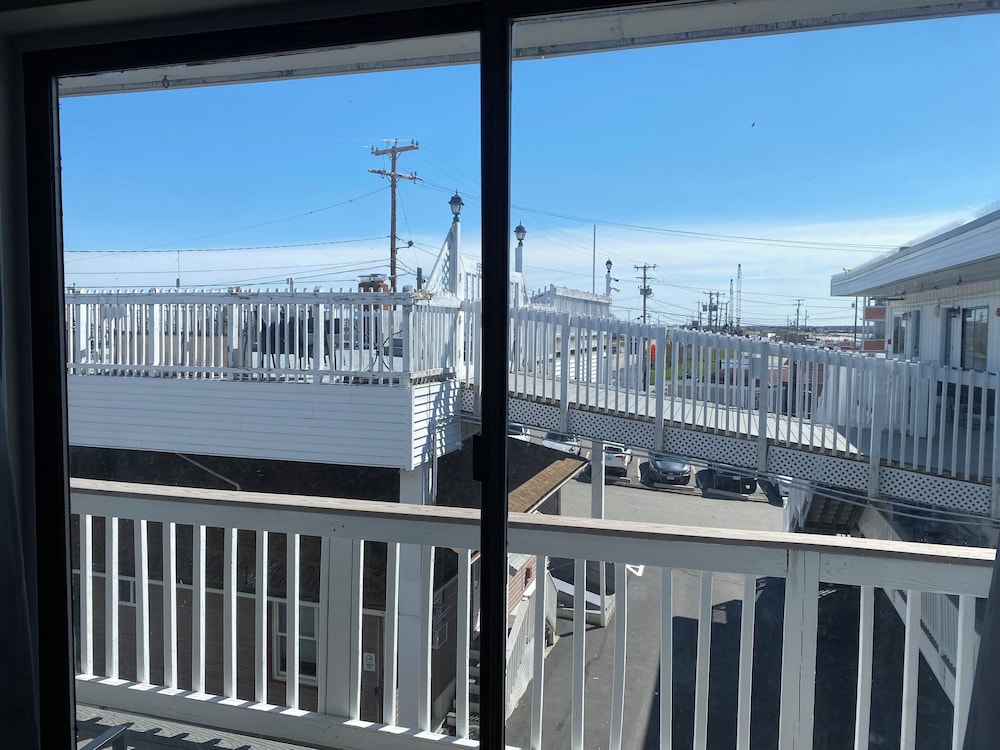 Hampton Harbor Motel - photo 18