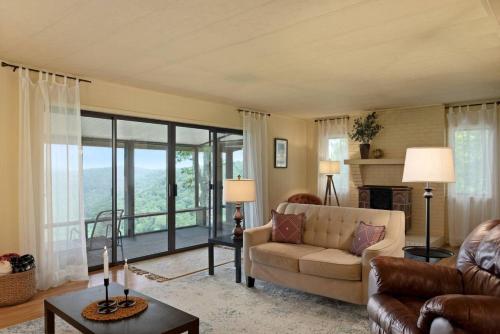 Sunrise Mountain Retreat Summer Getaway in Jasper with a Hot Tub in Jasper, United States