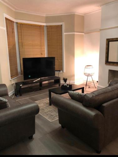 Roof Terrace Three Bedroom Apartment Near City Centre — 4-Star Luxury Hotel in Cardiff, United Kingdom