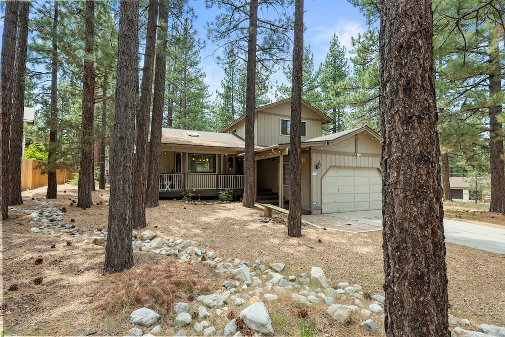 Pine View Escape - carbon neutral hotel in Big Bear City