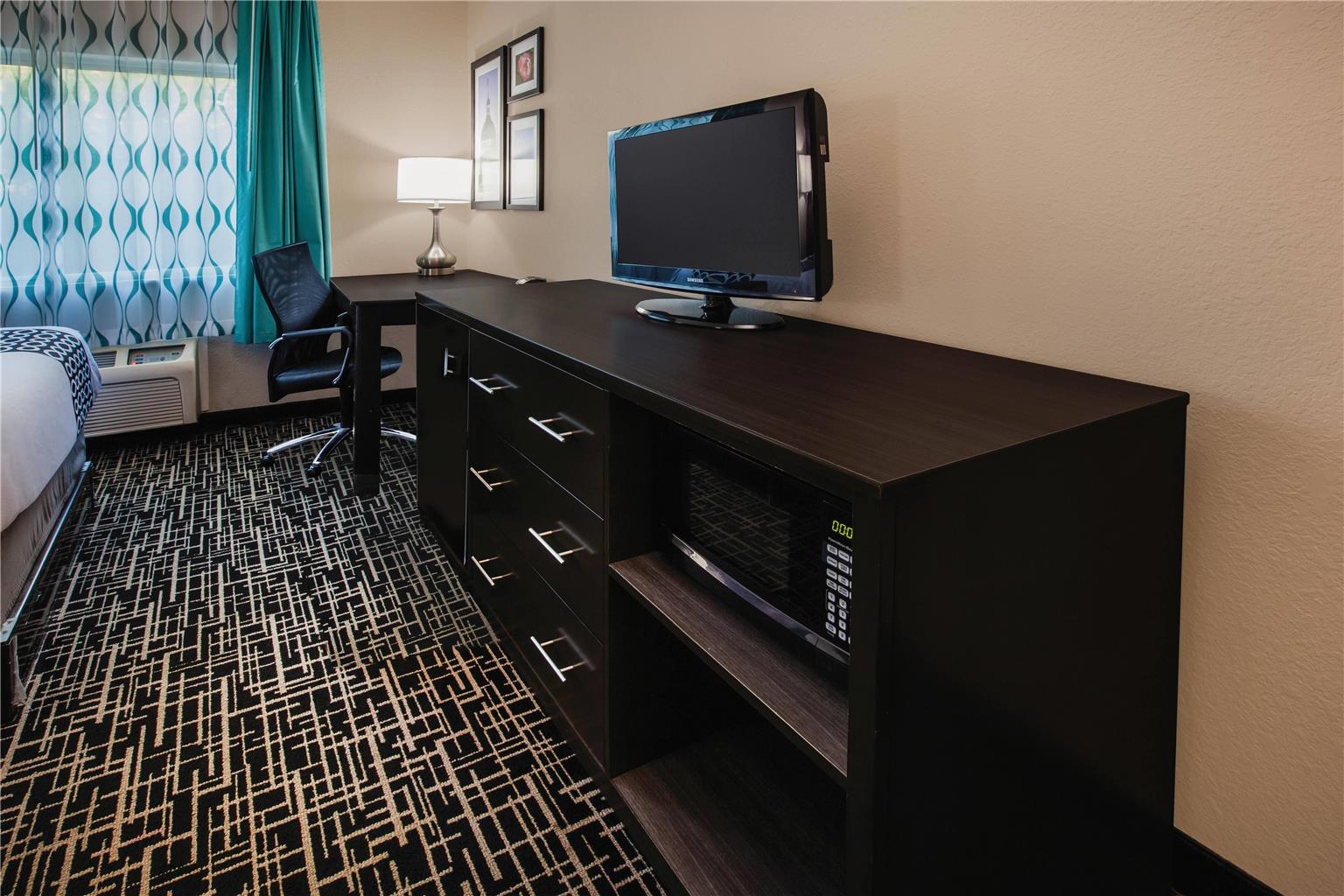 La Quinta Inn by Wyndham Indianapolis North at Pyramids - photo 14