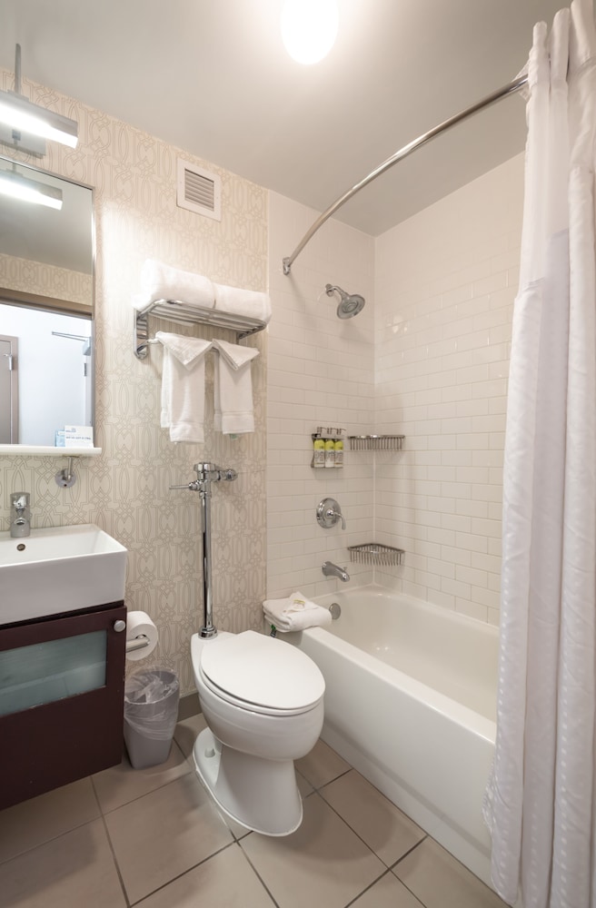 Holiday Inn Express Chicago Magnificent Mile - photo 28