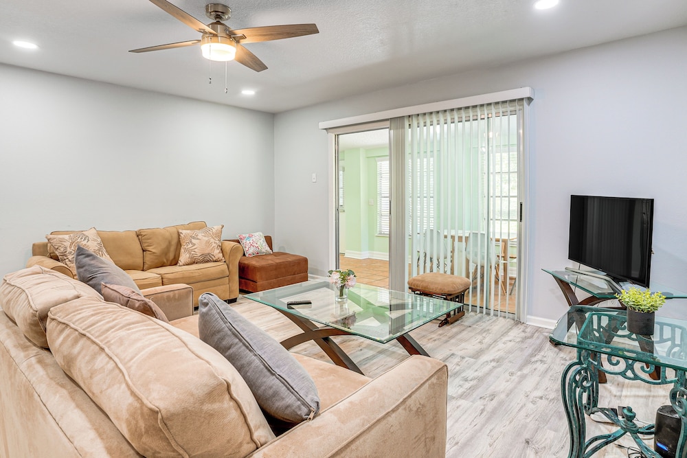 Group Getaway w Deck & Yard in Lakeland in Lakeland, United States