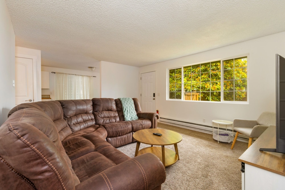 Bright 2BR Lynnwood Retreat — hotel in Lynnwood