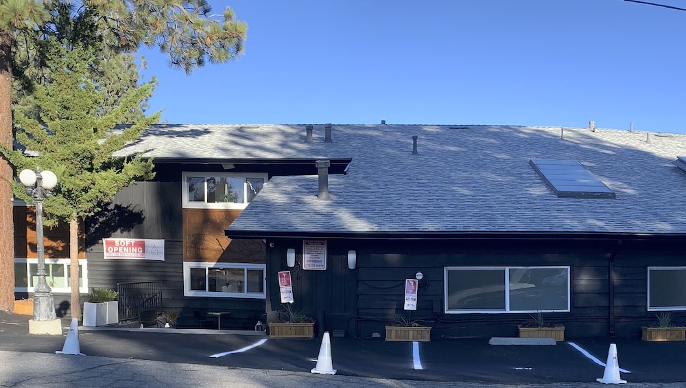 Sierra Blue Hotel & Swim Club - photo 39
