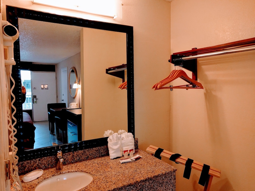 Red Carpet Inn Airport and Cruise Port Hotel Fort Lauderdale - photo 5