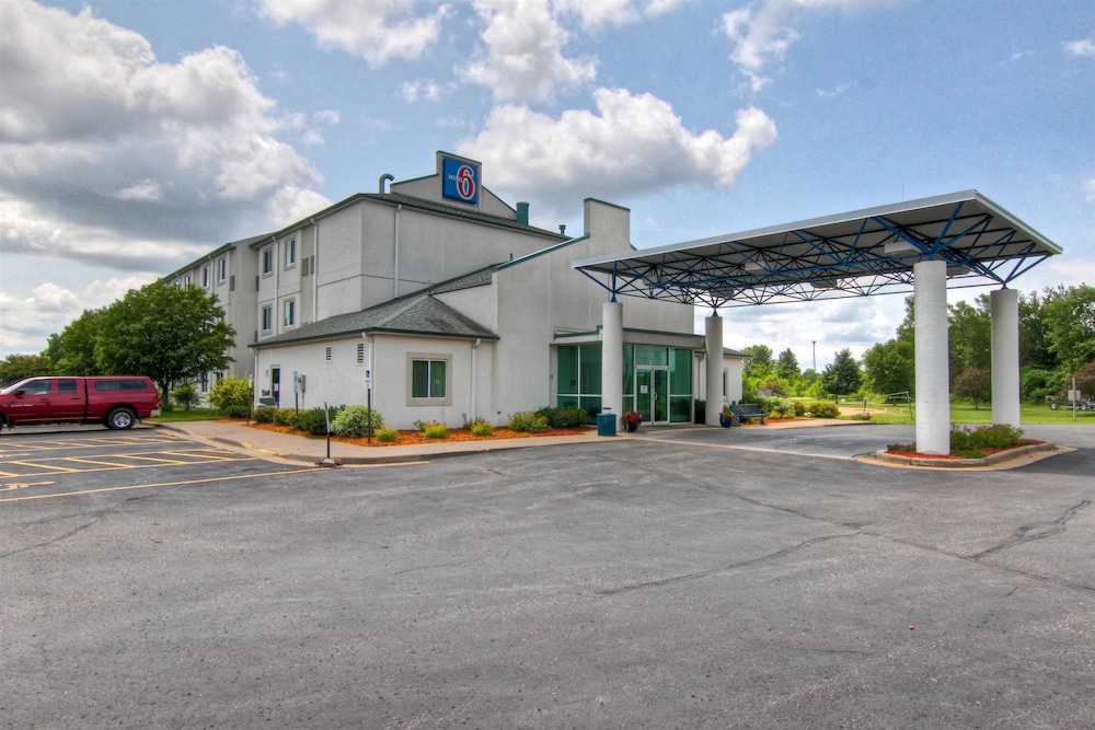 Econo Lodge Menomonie - photo 43