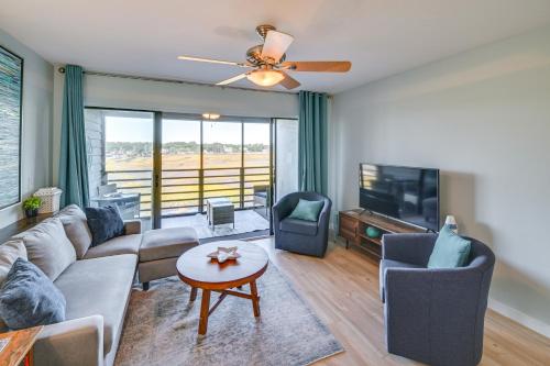 Murrells Inlet Condo with Balcony and Pool Near Pier — 4-Star Luxury Hotel in Myrtle Beach, United States