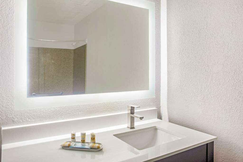 La Quinta Inn & Suites by Wyndham Fort Smith - photo 9