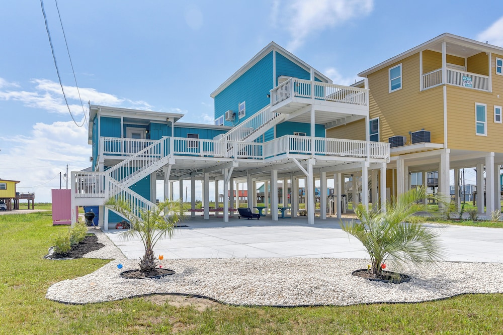 Walk to Shore Freeport Beach House with Grill — 4-Star Luxury Hotel in Freeport, United States