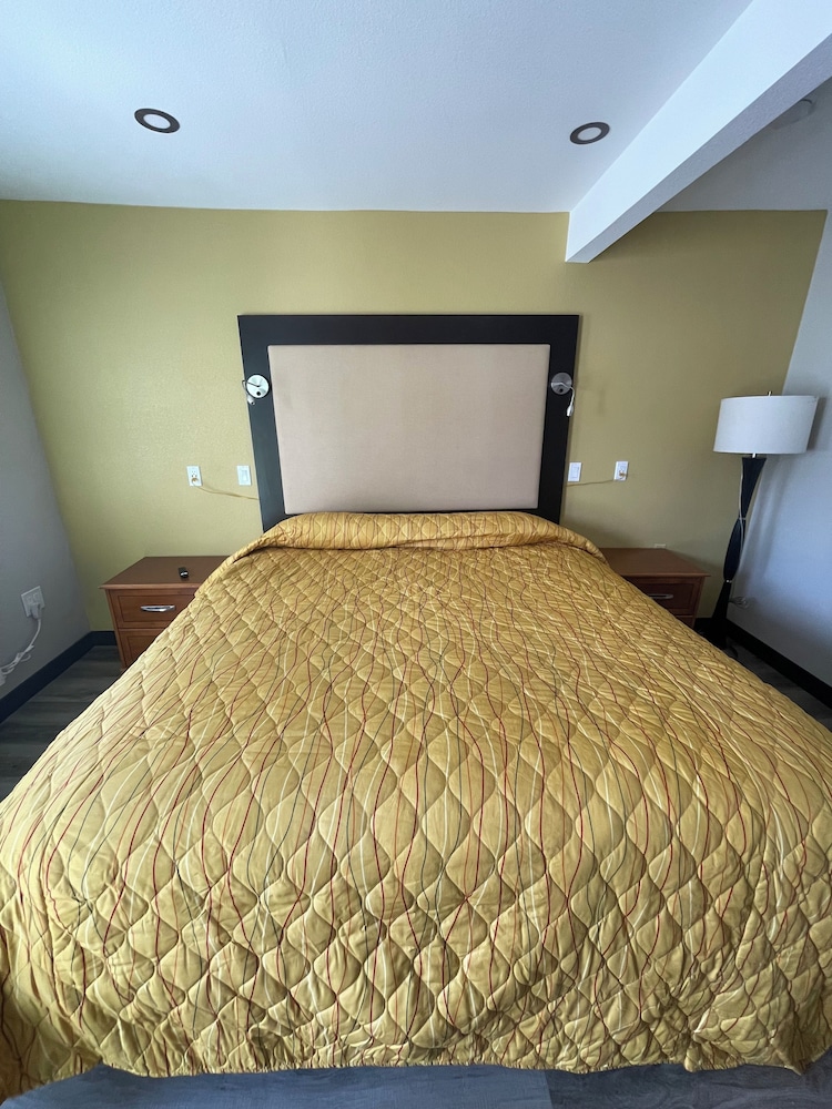 Stadium Inn & Spas - photo 16
