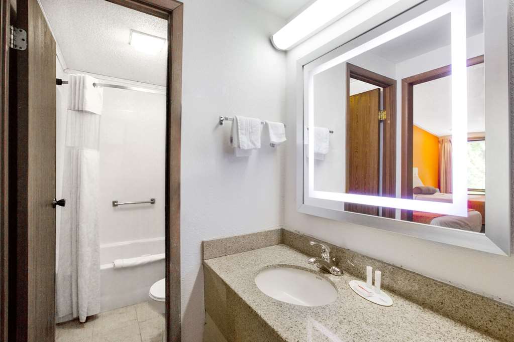 Howard Johnson by Wyndham Wilmington - photo 8