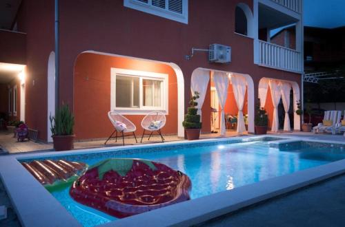 Villa J&J Apartments Residence with Swimming pool — 4-Star Luxury Hotel in Podstrana, Croatia