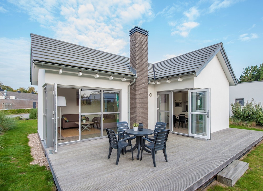 Detached Single Story Holiday Home Near the Sea — 4-Star Luxury Hotel in Ouddorp, Netherlands