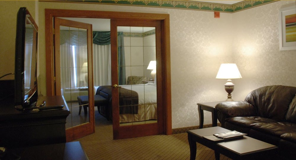 The Plaza Hotel & Suites Winona - photo 11