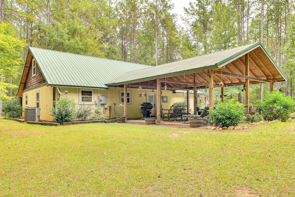 Forested Family Hideaway Near Lake Sinclair — hotel in Eatonton