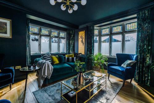Unique 4 Bed Home in The Windsor Tapestries by Casa by Grace Sleeps 7 9 Private Hot Tub Hire Free Parking Dog Friendly Legoland Windsor Castle — 4-Star Luxury Hotel in Windsor, United Kingdom