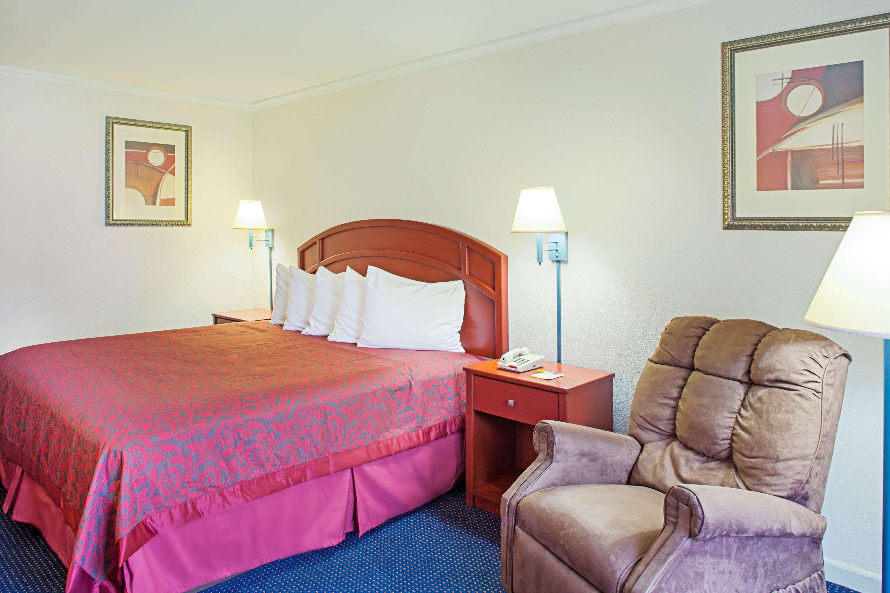 Days Inn by Wyndham Tallahassee Government Center - photo 6