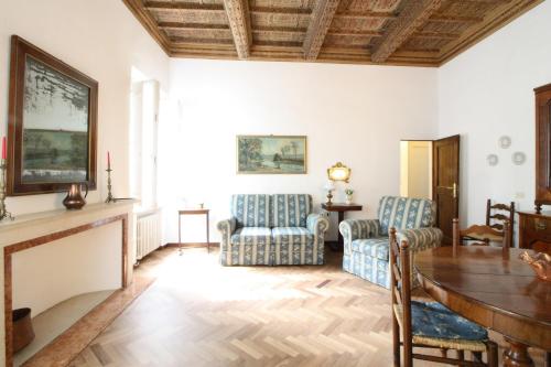 Palazzo 1500 Frescobaldi Piano nobile x 5 A Casa di Alfonso — 4-Star Luxury Hotel in Ferrara, Italy