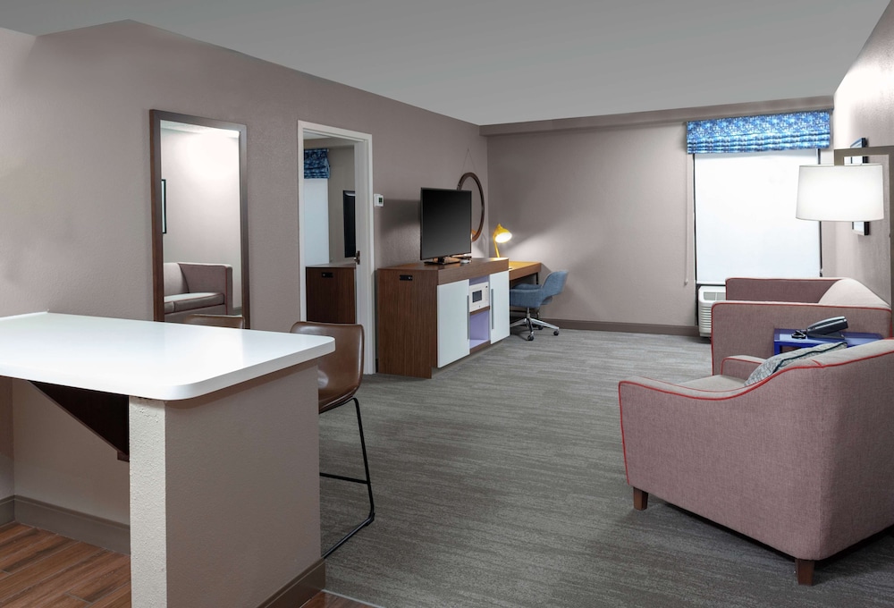 Hampton Inn Woodbridge - photo 17