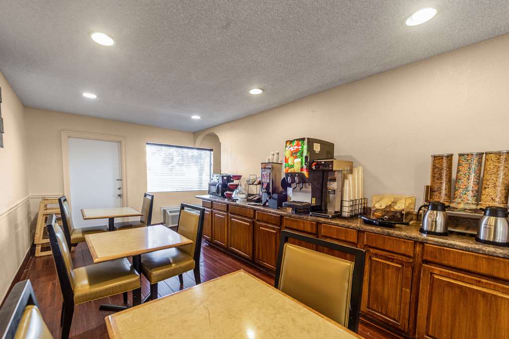 Econo Lodge Meridian South - photo 21