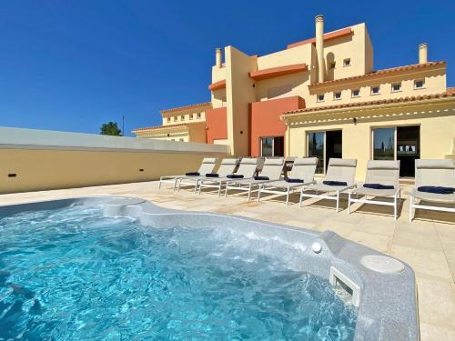 Fantastic Villa Private Pool BBQ AC and Wi Fi — 4-Star Luxury Hotel in Quarteira, Portugal