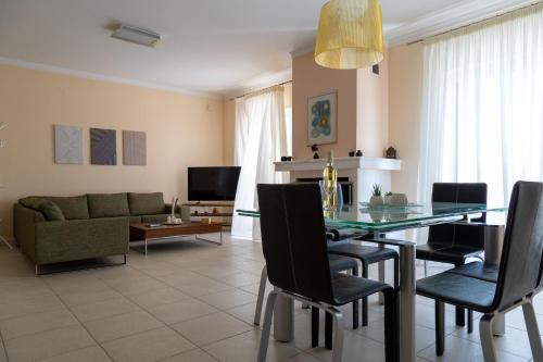 Oriana House — 4-Star Luxury Hotel in Nea Tirins, Greece