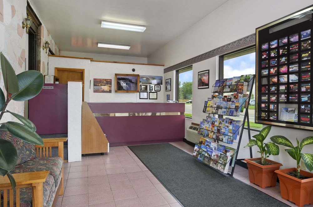 Travelodge by Wyndham Niagara Falls - photo 2
