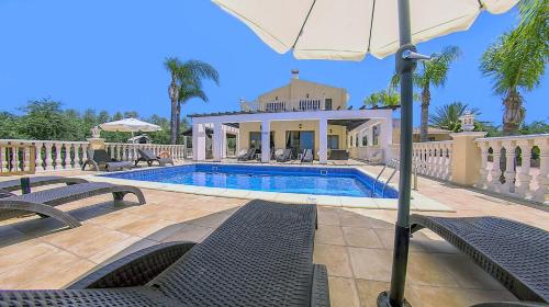 Fabulous Villa In Coral Bay Near Beach Amenities