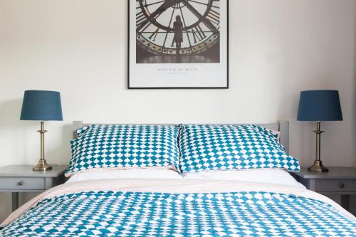 Balcony View Fitzroy Court 2 Bed Apartment 2 Bathroom High Wycombe — 4-Star Luxury Hotel in High Wycombe, United Kingdom