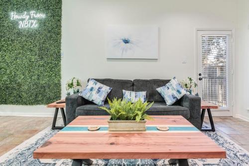 Comal Condo Riverfont Complex Across from Schlitterbahn — 4-Star Luxury Hotel in New Braunfels, United States
