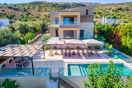 Chris and Stratos villa with private ecologic pool and kid's playground — 4-Star Luxury Hotel in Mournies, Greece