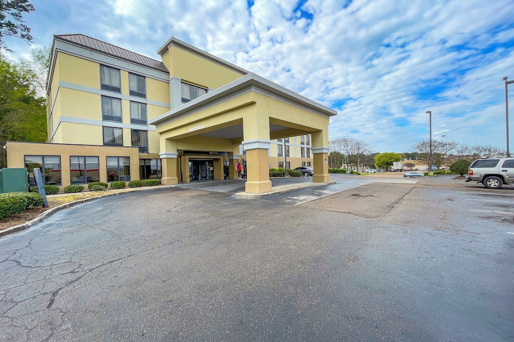 La Quinta Inn & Suites by Wyndham Jackson North - photo 43