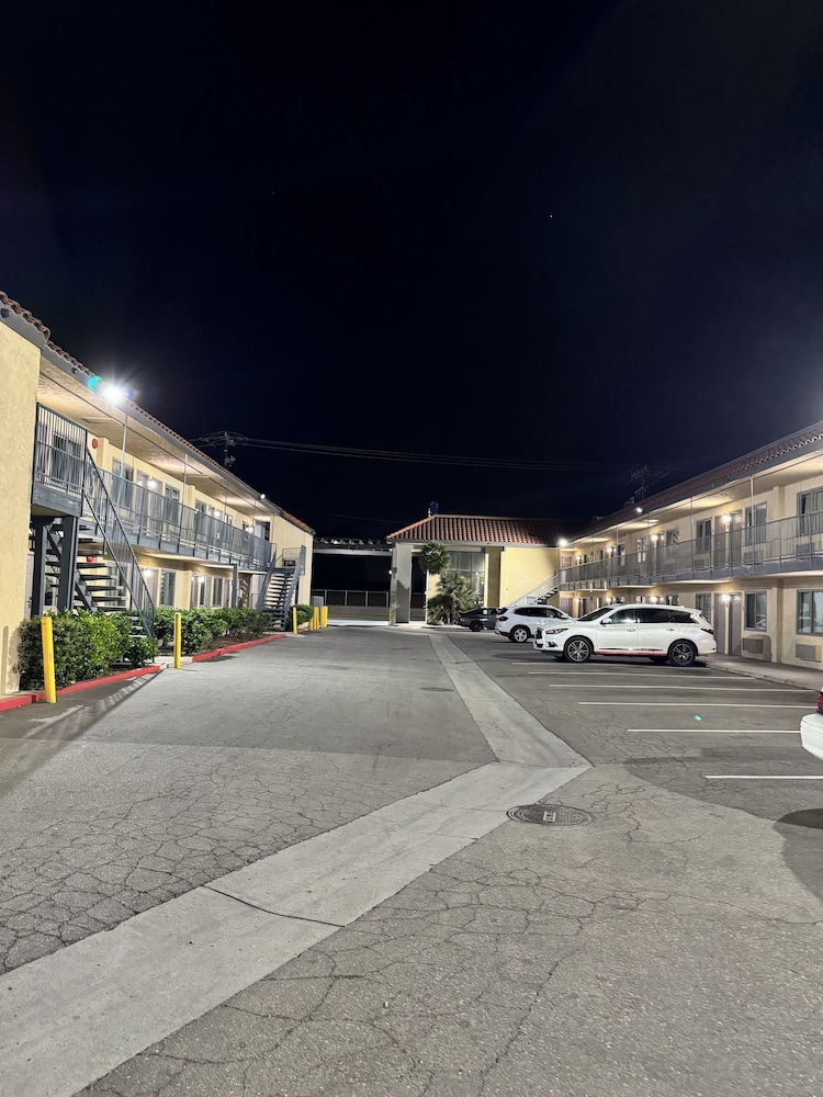 Baymont by Wyndham Bakersfield - photo 31