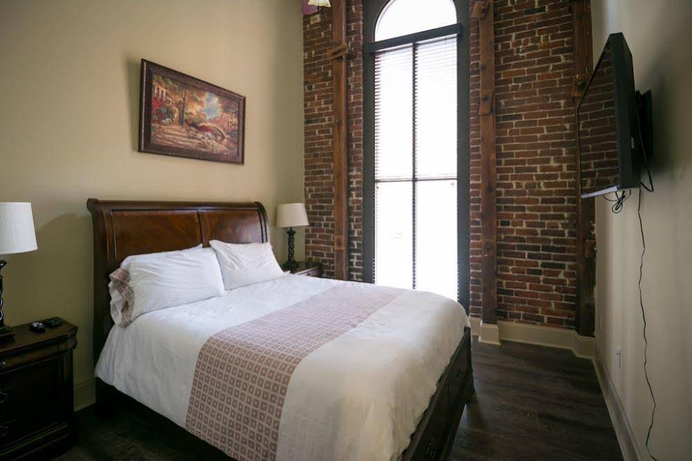 Hosteeva Baronne Street Suites - photo 15