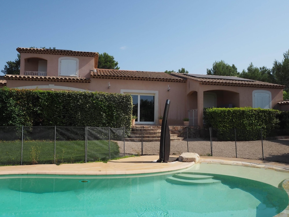 Premium Villa With Garden and Pool Lambesc — 4-Star Luxury Hotel in Lambesc, France