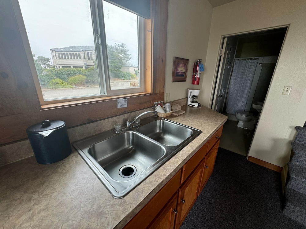 Sunset Oceanfront Lodging - photo 11