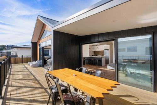 The Sun Trap Waihi Beach Holiday Home — 4-Star Luxury Hotel in Waihi Beach, New Zealand