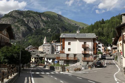 Enclos de Moro Apartments Berthod — 4-Star Luxury Hotel in Courmayeur, Italy