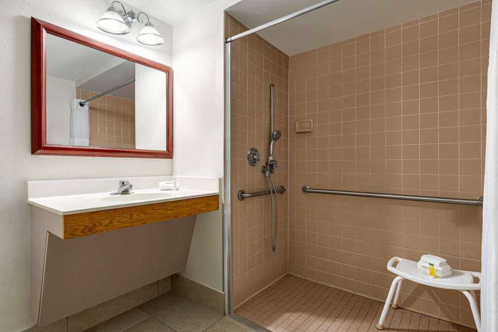 Super 8 by Wyndham Germantown Milwaukee - photo 10