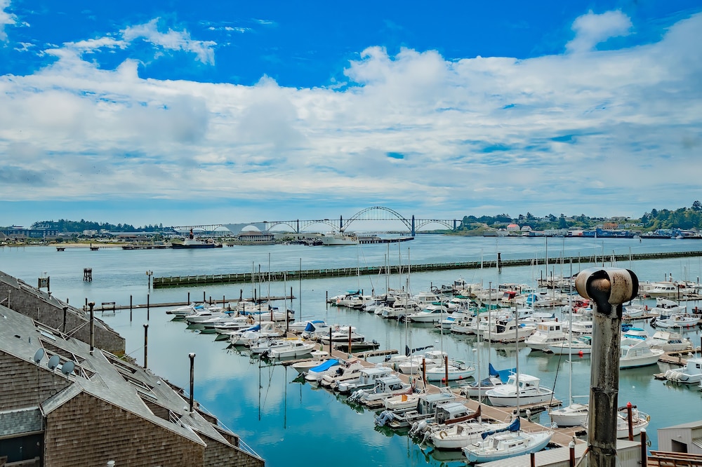 Embarcadero Resort Hotel & Marina in Newport, United States