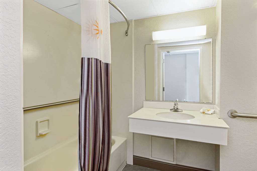 La Quinta Inn & Suites by Wyndham New Orleans Airport - photo 12