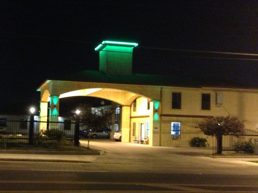 Pinn Road Inn and Suites - photo 28