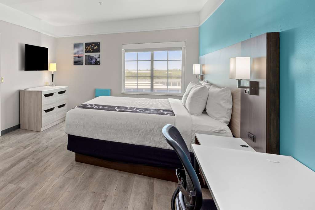 La Quinta Inn & Suites by Wyndham Raymondville - photo 84