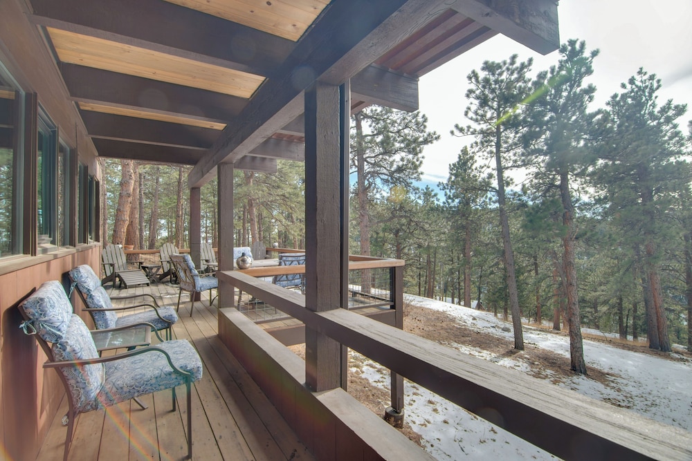 Chic Boulder Mountain Home with Hot Tub and Views — 4-Star Luxury Hotel in Boulder, United States