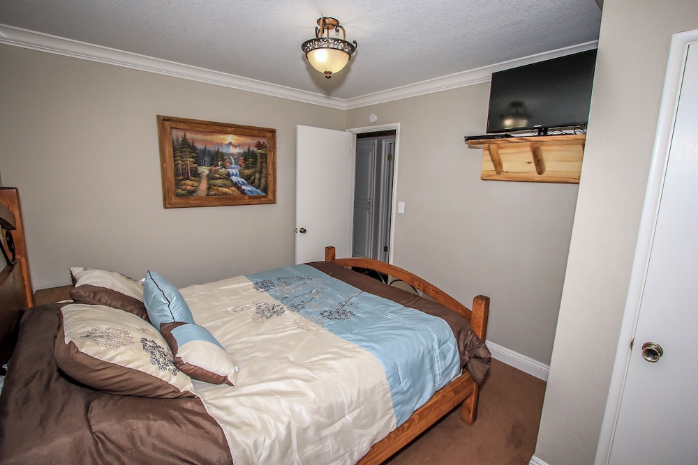 Summit Getaway Condo Affordable and ideally located Wood burning fireplace Walk to Ski Resort - photo 5