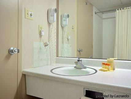 Magnuson Hotel Lansing - photo 4